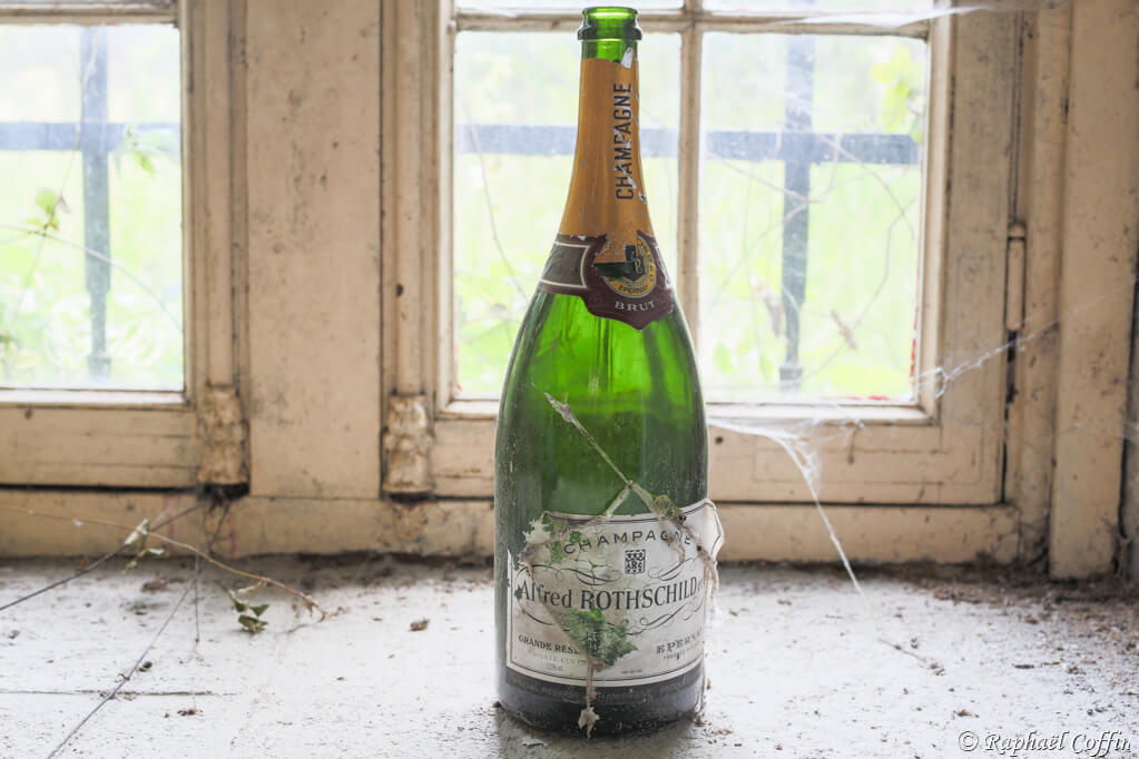 Vieille bouteille de champagne oublié dans un château abandonné
