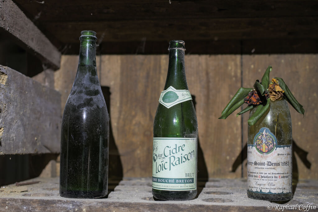 Découverte de vieilles bouteilles d'alcool dans un château abandonné