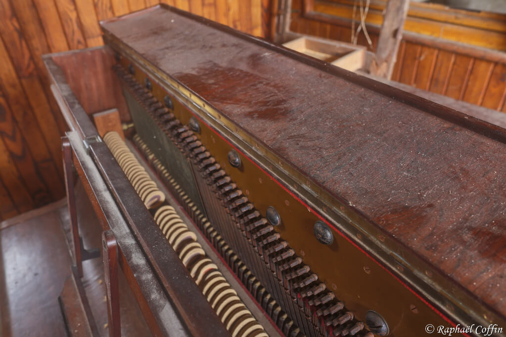 Urbex mécanisme ouvert d'un piano poussiéreux