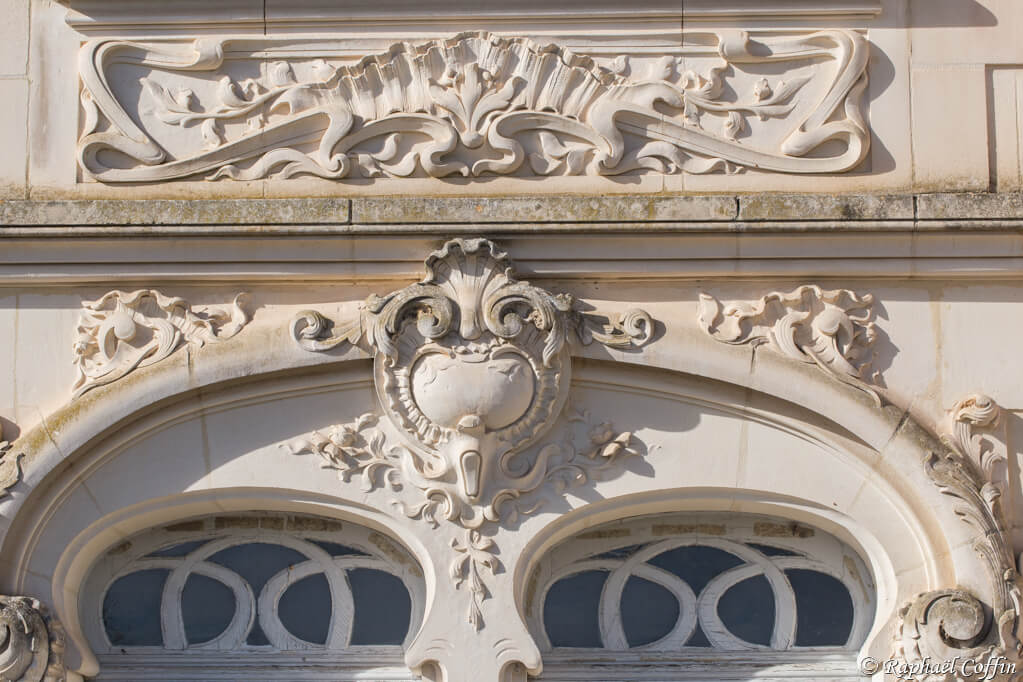 Urbex magnifiques sculptures sur la facade du château