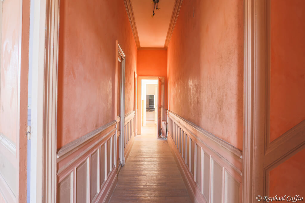 Couloir avec une lumière orange