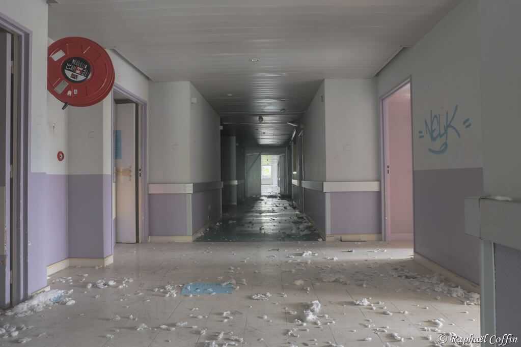 Couloir abandonné dans un hôpital