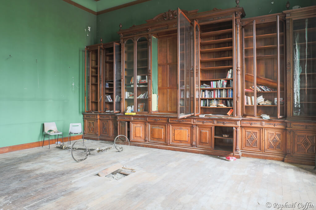 Grande bibliothèque immeuble abandonné