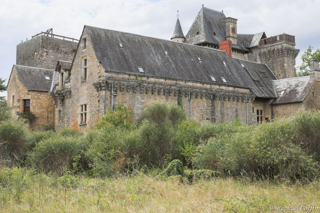 Château médiéval abandonné dans le Lot