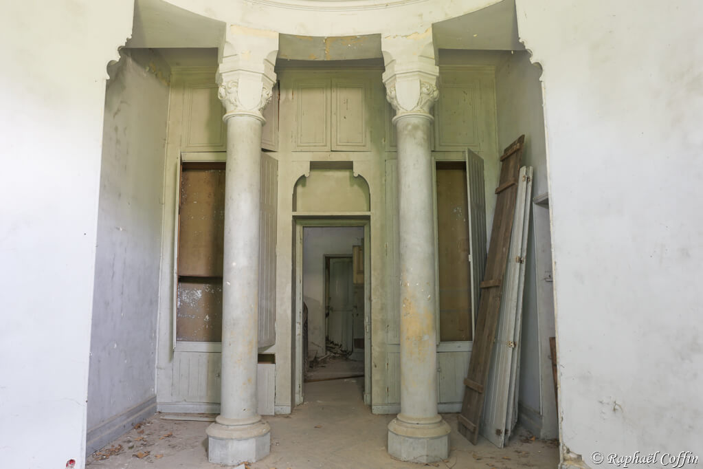 Deux grosses colonnes dans château abandonné